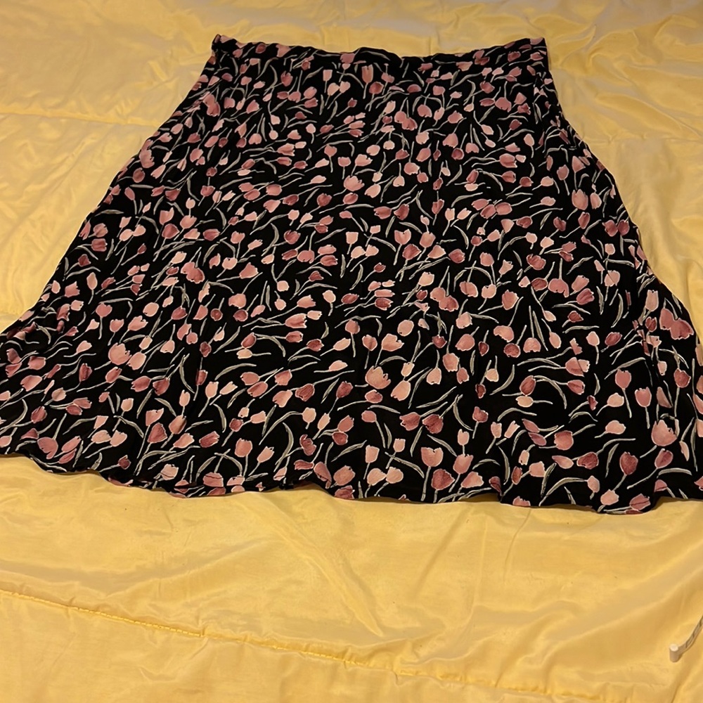 Skirt, flare bottom, 100% rayon, 24” long, 2 tone pink & gray print on black